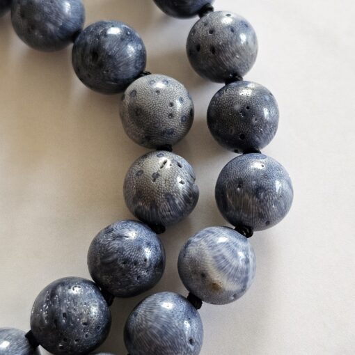 Korallen (blau) -Lava-Mala (1) mit Edelstahlanhänger (Säule mit „om mani padme hum“) – Bild 17