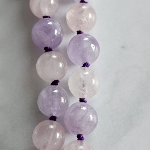 Amethyst (Lavendelamethyst) -Rosenquarz-Schneequarz-Mala mit Edelstahlanhänger – Bild 17