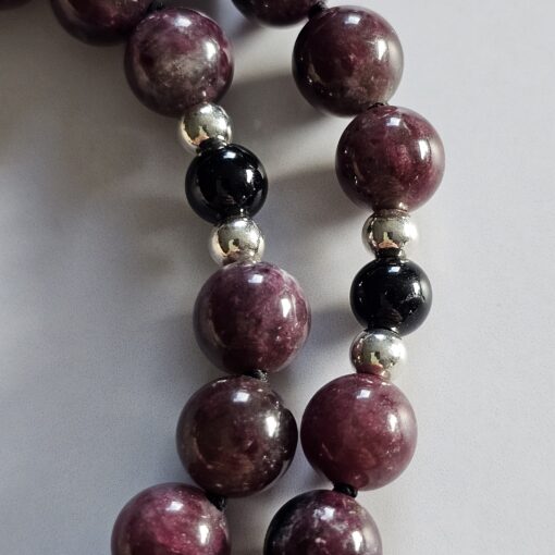 Eudialyt-Turmalin (schwarz) -Mala (2) mit Eudialyt-Anhänger und Armband – Bild 18