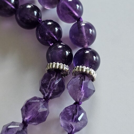 Amethyst-Mala, dunkel sowie etwas heller und facettiert, mit Edelstahlanhänger und Armband – Bild 18