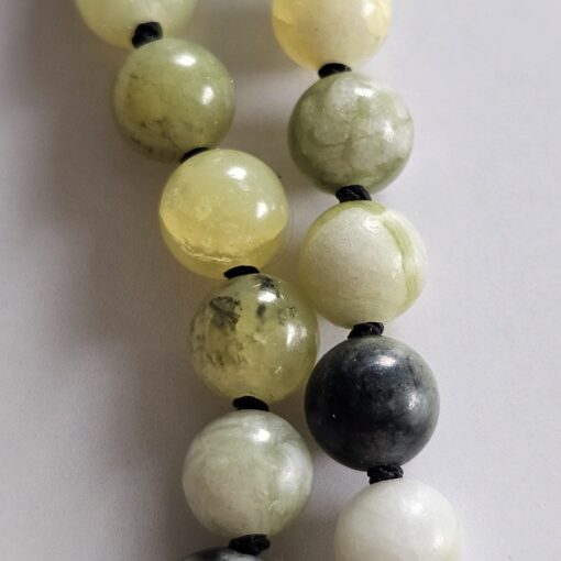 Serpentin („Qinghua Jade“) -Mala mit Seidenquaste – Bild 16