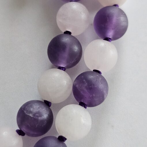 Amethyst-Rosenquarz-Mala, matt, mit Seidenquaste – Bild 17