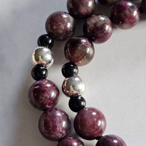 Eudialyt-Turmalin (schwarz) -Mala (2) mit Eudialyt-Anhänger und Armband – Bild 19