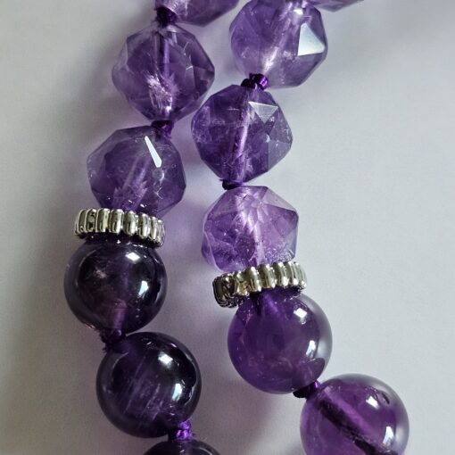 Amethyst-Mala, dunkel sowie etwas heller und facettiert, mit Edelstahlanhänger und Armband – Bild 19