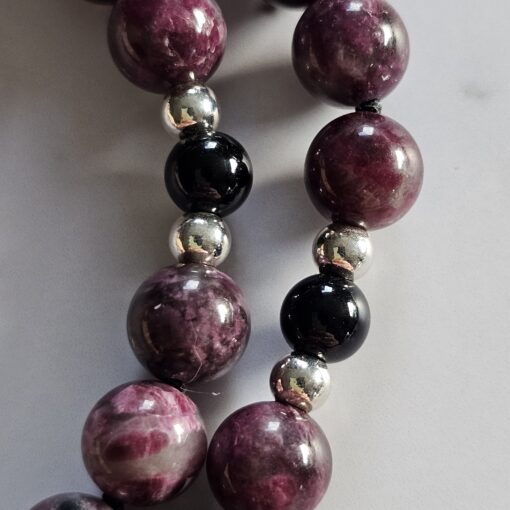 Eudialyt-Turmalin (schwarz) -Mala (2) mit Eudialyt-Anhänger und Armband – Bild 20