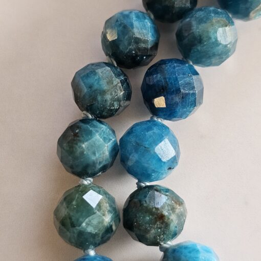 Apatit-Mala, blau und facettiert, mit blauem Apatit-Anhänger und Armband – Bild 23