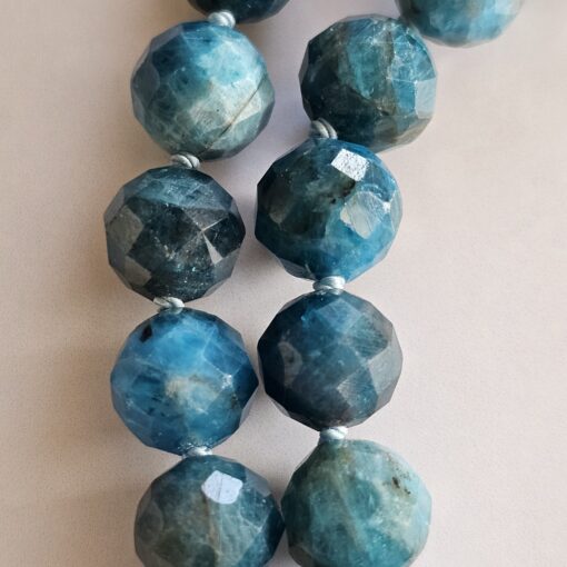 Apatit-Mala, blau und facettiert, mit blauem Apatit-Anhänger und Armband – Bild 24