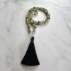 Serpentin („Qinghua Jade“) -Mala mit Seidenquaste
