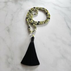 Serpentin („Qinghua Jade“) -Mala mit Seidenquaste