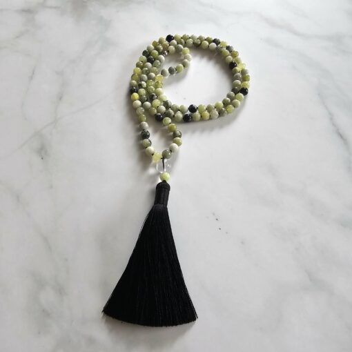 Serpentin („Qinghua Jade“) -Mala mit Seidenquaste