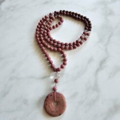 Versteinerte Holz (rosa) -Herzholz (purpurn) -Bergkristall-Mala mit Rhodonit-Donut