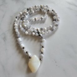 Opal-Mala, „Dendritenopal“, mit „Milchopal“-Anhänger