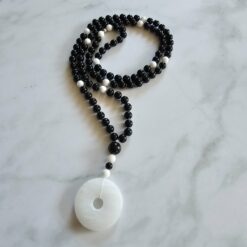 Turmalin (schwarz) -Baryt (weiß) -Mala mit einem weißen Baryt-Donut