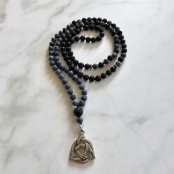 Korallen (blau) -Lava-Mala (2) mit Edelstahlanhänger (Keltischer Knoten)