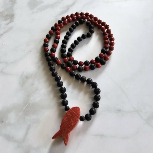 Korallen (rote Schaumkoralle) -Lava-Mala (3) mit Fisch aus roter Schaumkoralle
