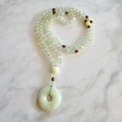 Serpentin („China Jade“) -Sandelholz (braun) -Mala mit Serpentin-Donut