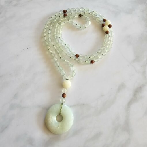 Serpentin („China Jade“) -Sandelholz (braun) -Mala mit Serpentin-Donut