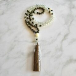 Serpentin („China Jade“) -Sandelholz (grün) -Mala mit Baumwollquaste