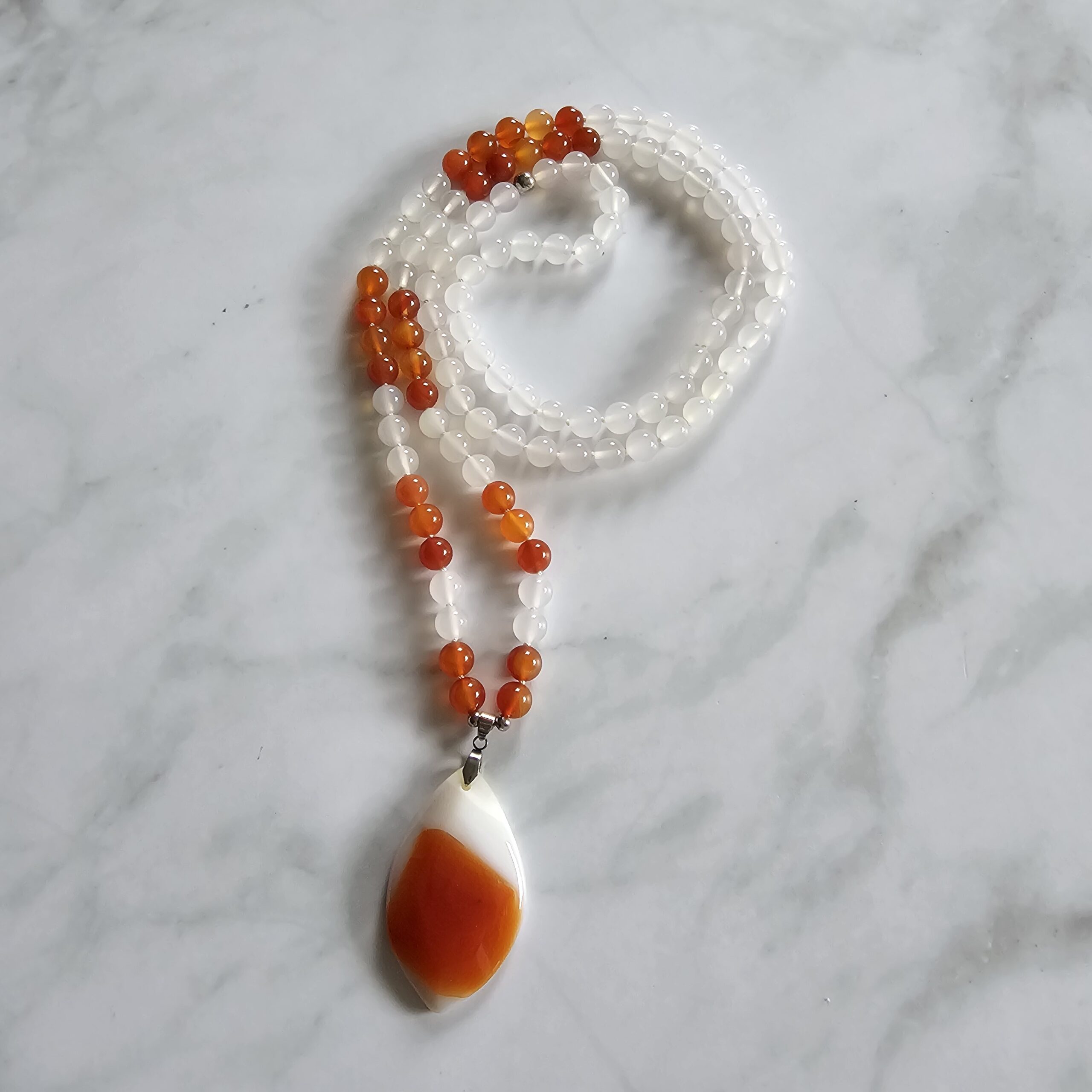 Achat (weiß) -Karneol-Mala mit weißem Achat mit Karneol-Anhänger