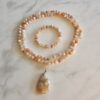 Achat („Kirschblütenachat“) -Mala (3) mit „Kirschblütenachat“-Tropfen und Armband