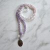 Amethyst (Lavendelamethyst) -Rosenquarz-Schneequarz-Mala mit Edelstahlanhänger