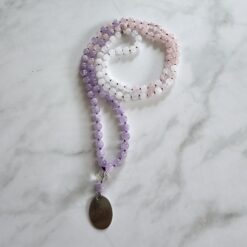 Amethyst (Lavendelamethyst) -Rosenquarz-Schneequarz-Mala mit Edelstahlanhänger