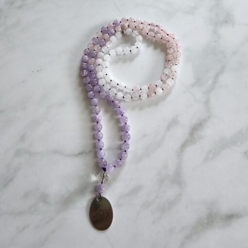 Amethyst (Lavendelamethyst) -Rosenquarz-Schneequarz-Mala mit Edelstahlanhänger