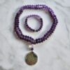Amethyst-Mala, dunkel sowie etwas heller und facettiert, mit Edelstahlanhänger und Armband