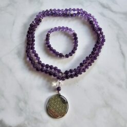 Amethyst-Mala, dunkel sowie etwas heller und facettiert, mit Edelstahlanhänger und Armband