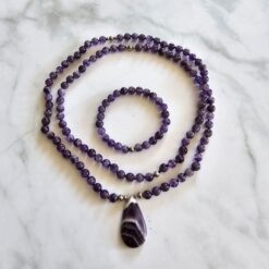 Amethystquarz („Chevron-Amethyst“) -Mala mit „Chevron-Amethyst“-Anhänger und Armband