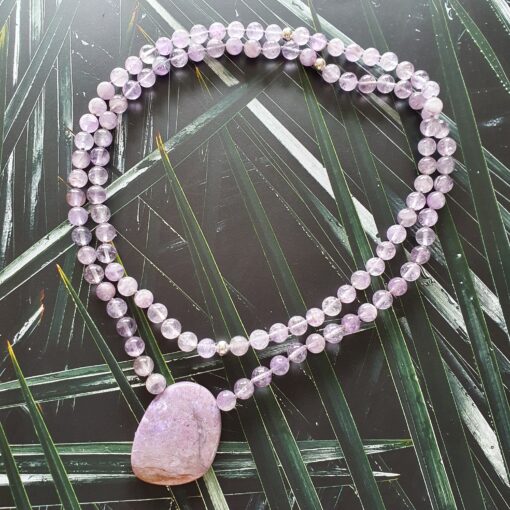 Amethyst („Lavendelamethyst“) -Mala mit Lavendel-Jade-Anhänger – Bild 3