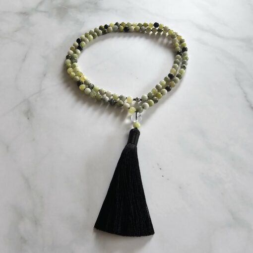 Serpentin („Qinghua Jade“) -Mala mit Seidenquaste – Bild 3