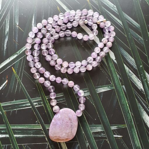 Amethyst („Lavendelamethyst“) -Mala mit Lavendel-Jade-Anhänger