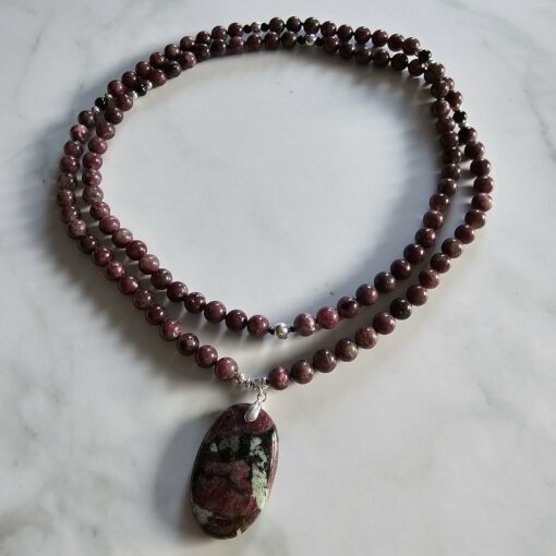 Eudialyt-Turmalin (schwarz) -Mala (2) mit Eudialyt-Anhänger und Armband – Bild 3