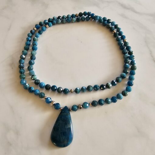 Apatit-Mala, blau und facettiert, mit blauem Apatit-Anhänger und Armband – Bild 3