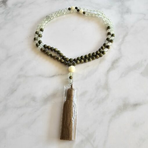 Serpentin („China Jade“) -Sandelholz (grün) -Mala mit Baumwollquaste – Bild 3