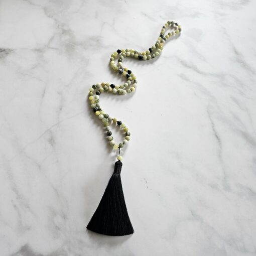 Serpentin („Qinghua Jade“) -Mala mit Seidenquaste – Bild 4