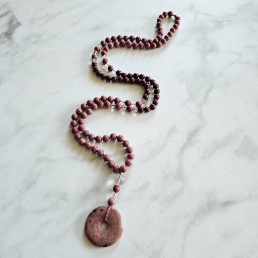 Versteinerte Holz (rosa) -Herzholz (purpurn) -Bergkristall-Mala mit Rhodonit-Donut – Bild 4