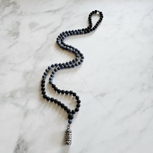 Korallen (blau) -Lava-Mala (1) mit Edelstahlanhänger (Säule mit „om mani padme hum“) – Bild 4