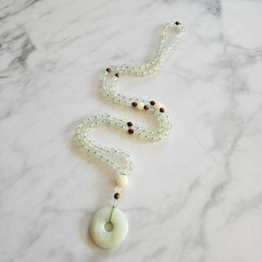 Serpentin („China Jade“) -Sandelholz (braun) -Mala mit Serpentin-Donut – Bild 4
