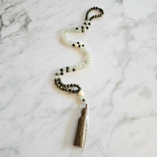 Serpentin („China Jade“) -Sandelholz (grün) -Mala mit Baumwollquaste – Bild 4