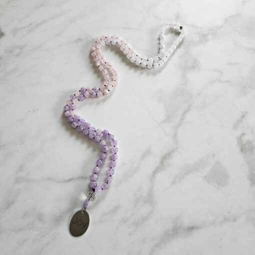 Amethyst (Lavendelamethyst) -Rosenquarz-Schneequarz-Mala mit Edelstahlanhänger – Bild 4