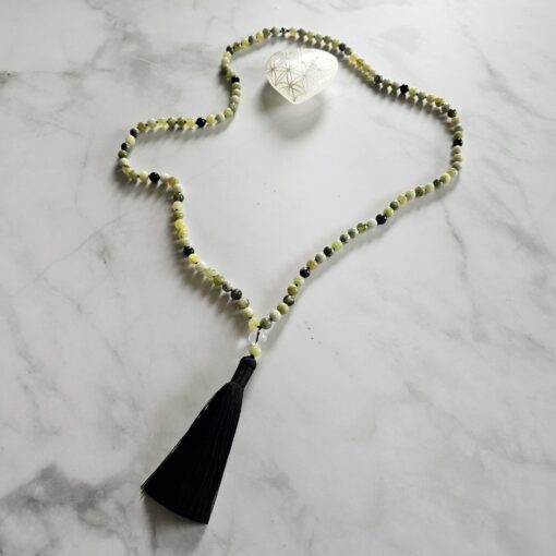 Serpentin („Qinghua Jade“) -Mala mit Seidenquaste – Bild 5