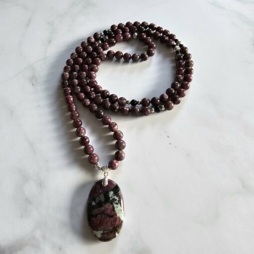 Eudialyt-Turmalin (schwarz) -Mala (2) mit Eudialyt-Anhänger und Armband – Bild 5