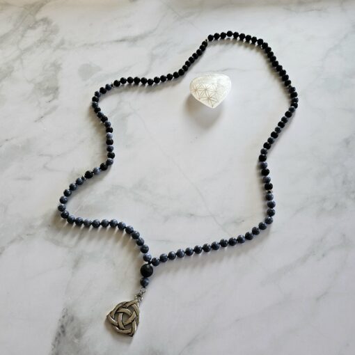 Korallen (blau) -Lava-Mala (2) mit Edelstahlanhänger (Keltischer Knoten) – Bild 5