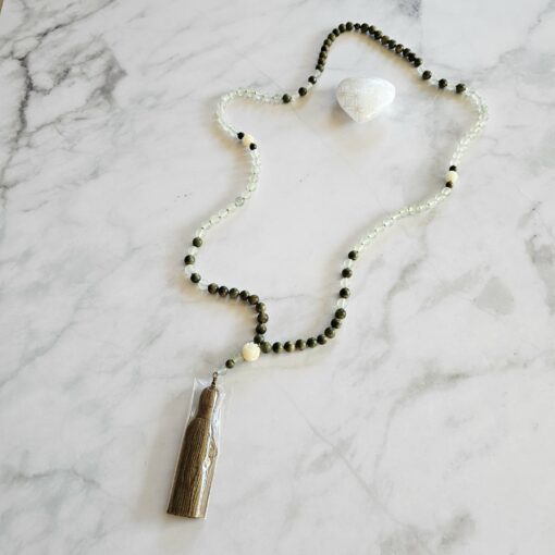 Serpentin („China Jade“) -Sandelholz (grün) -Mala mit Baumwollquaste – Bild 5