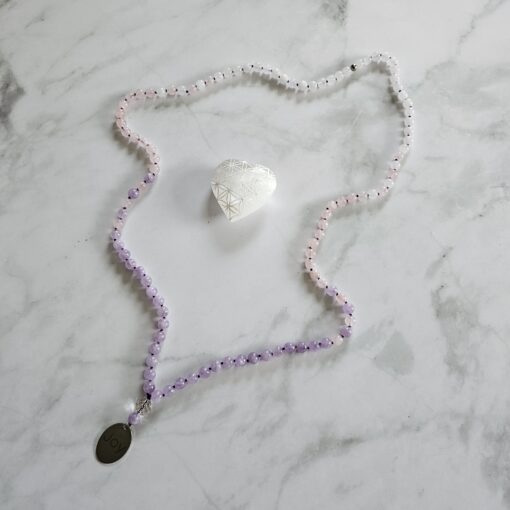 Amethyst (Lavendelamethyst) -Rosenquarz-Schneequarz-Mala mit Edelstahlanhänger – Bild 5