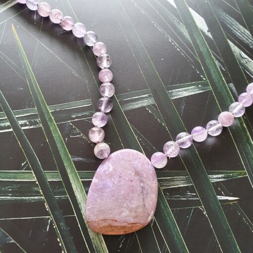 Amethyst („Lavendelamethyst“) -Mala mit Lavendel-Jade-Anhänger – Bild 6