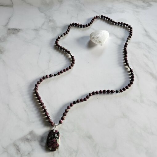 Eudialyt-Turmalin (schwarz) -Mala (2) mit Eudialyt-Anhänger und Armband – Bild 7