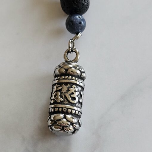 Korallen (blau) -Lava-Mala (1) mit Edelstahlanhänger (Säule mit „om mani padme hum“) – Bild 7